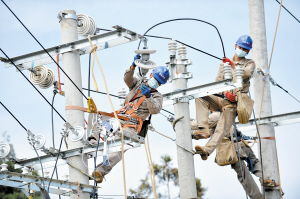 绝缘导线点亮幸福路——电力扶贫的温暖故事